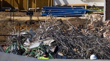 Cables, varillas de refuerzo y escombros yacen en el piso mientras continúan las obras en una parte prácticamente demolida del Ala Este de la Casa Blanca, el jueves 23 de octubre de 2025, en Washington, antes de la construcción de un nuevo salón de baile. (AP Foto/Jacquelyn Martin)