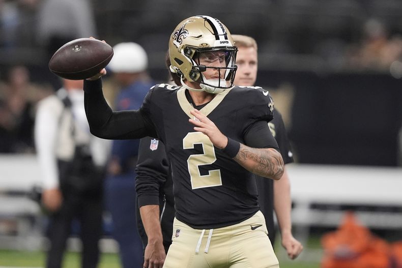 Spencer Rattler, quarterback de los Saints de Nueva Orleáns, calienta antes de enfrentar a los Broncos de Denver en un duelo de pretemporada el sábado 23 de agosto de 2025 (AP Foto/Gerald Herbert)