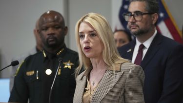 La fiscal general de Estados Unidos, Pam Bondi, anuncia el arresto de presuntos pandilleros que participaron en cuatro homicidios, el viernes 4 de abril de 2025, en Fort Lauderdale, Florida. (AP Foto/Marta Lavandier)