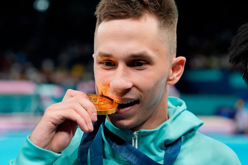 ARCHIVO - Ivan Litvinovich, como atleta neutral, celebra su victoria en la final del trampolín masculino de los Juegos Olímpicos de París, el 2 de agosto de 2024. (AP Foto/Charlie Riedel)