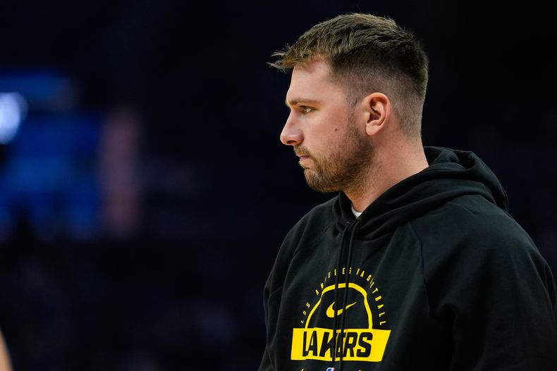 Luka Doncic, de los Lakers de Los Ángeles, está parado a un costado de la duela durante un tiempo muerto durante la primera mitad del juego de baloncesto de la NBA en contra de los Warriors de Golden State, el domingo 5 de octubre de 2025, en San Francisco. (AP Foto/Godofredo A. Vásquez)
