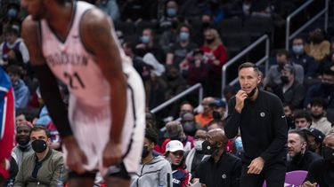 NBA multa a entrenador asistente y a Nets