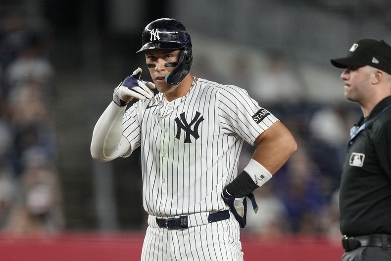 Aaron Judge (99) de los Yankees de Nueva York reacciona después de conectar un sencillo durante la sexta entrada de un partido de béisbol contra los Marineros de Seattle, el martes 8 de julio de 2025, en Nueva York. (AP Photo/Yuki Iwamura)