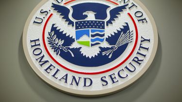 ARCHIVO - El logotipo del Departamento de Seguridad Nacional (DHS, por sus siglas en inglés) se observa durante una conferencia de prensa en Washington, el 25 de febrero de 2015. (Foto AP/Pablo Martinez Monsivais, Archivo)