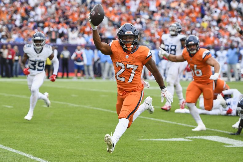 J.K. Dobbins (27), running back de los Broncos de Denver, celebra un acarreo de anotación durante la segunda mitad del partido de la NFL en contra de los Titans de Tennessee, el domingo 7 de septiembre de 2025, en Denver. (AP Foto/Eric Lutzen)