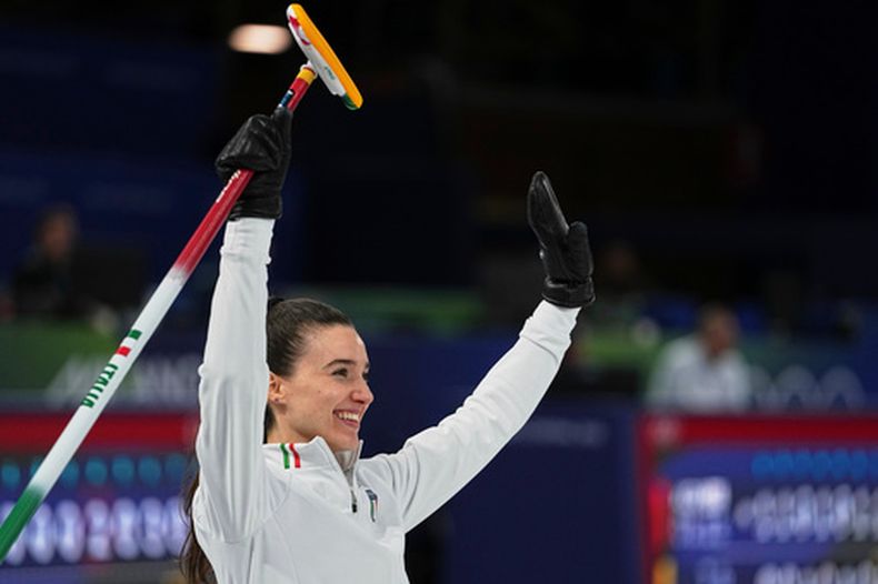 La italiana Stefania Constantini festeja tras ganar el dobles mixtos de curling en los Juegos Olímpicos Invernales de Cortina dAmpezzo, Italia, el sábado 7 de febrero de 2026 (AP Foto/Fatima Shbair)