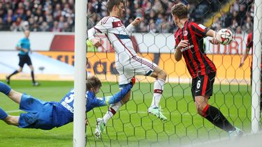 americateve | El artillero de Bayern Munich Thomas Mueller, al centro, anota el primer gol de su equipo durante un duelo de la Bundesliga contra Eintracht Frankfurt el s&aacute;bado, 8 de noviembre del 2014. (Foto AP/Michael Probst)