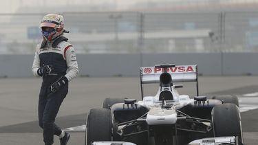 americateve | El venezolano Pastor Maldonado, de la escuder&iacute;a Williams, abandona su auto despu&eacute;s de detenerse durante la segunda sesi&oacute;n de pr&aacute;ctica para el Gran Premio de la India de F&oacute;rmula 1 en el Circuito Internacional Buddh en Noi