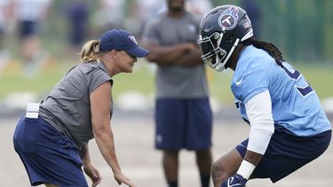 Lori Locust, izquierda, asistente de tiempo completo de control de calidad defensiva de los Titans de Tennessee, trabaja con el tackle defensivo Denico Autry, derecha, durante el entrenamiento de la NFL en las instalaciones de los Titans, el miércoles 7 de junio de 2023, en Nashville, Tennessee. (AP Foto/George Walker IV)