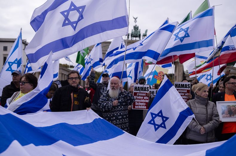 Personas participan en una manifestación en apoyo a Israel para conmemorar el primer aniversario del ataque de Hamás a Israel, en Berlín, Alemania, el 6 de octubre de 2024. (AP Foto/Markus Schreiber)