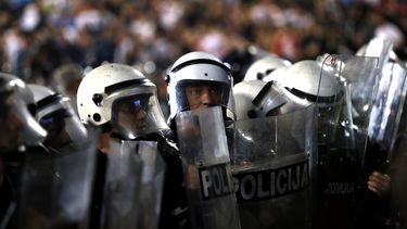 americateve | Polic&iacute;as antimotines vigilan la cancha durante un partido entre Serbia y Albania por las eliminatorias de la Eurocopa el martes, 14 de octubre de 2014, en Belgrado. (AP Photo/Marko Drobnjakovic)