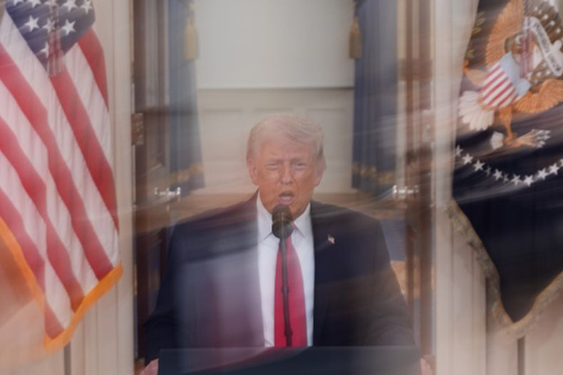 En la imagen, lograda con un tiempo largo de exposición, el presidente de Estados Unidos, Donald Trump, habla sobre la guerra contra Irán desde el Corredor Estatal de la Casa Blanca, el 1 de abril de 2026, en Washington. (AP Foto/Alex Brandon, Pool)