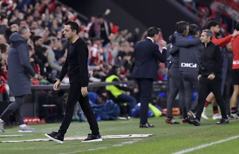 Xavi Hernández, técnico del Barcelona, se aleja de la cancha luego del segundo gol del Athletic Bilbao en los cuartos de final de la Copa del Rey, el miércoles 24 de enero de 2024 (AP Foto/Alvaro Barrientos)