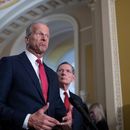 El líder de la mayoría en el Senado, John Thune, republicano de Dakota del Sur, junto al senador Tom Cotton, republicano de Arkansas, a la izquierda, y el senador John Barrasso, republicano de Wyoming, habla con periodistas tras una reunión a puerta cerrada en el Capitolio, Washington, el martes 21 de abril de 2026. (AP Foto/J. Scott Applewhite)