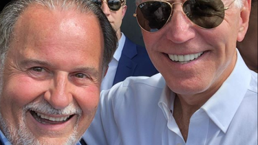 el presentador cubano raul de molina muestra su apoyo al democrata joe biden durante campana en miami