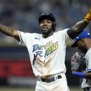 Randy Arozarena, de los Rays de Tampa Bay, celebra la carrera que produjo con un sencillo en contra de los Reales de Kansas City y el relevista, Jackson Kowar, con el que anotó Manuel Margot durante la octava entrada, el viernes 23 de junio de 2023, en San Petersburgo, Florida. (AP Foto/Chris OMeara)