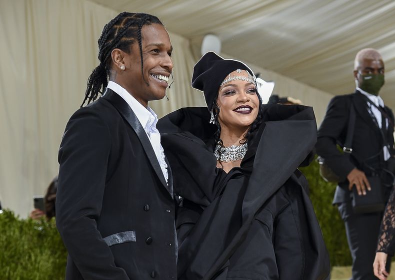 ARCHIVO - A$AP Rocky, izquierda, y Rihanna asisten a la gala benéfica del Costume Institute del Museo Metropolitano de Arte en Nueva York el 13 de septiembre de 2021. (Foto Evan Agostini/Invision/AP, archivo)