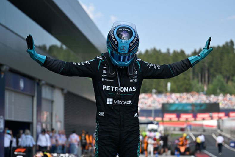 El británico George Russell, de la escudería Mercedes, celebra tras ganar el Gran Premio de Austria el domingo 28 de junio del 2026. (AP Foto/Denes Erdos)
