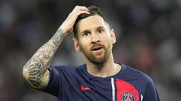 En foto del sábado 3 de junio del 2023, Lionel Messi del Paris Saint-Germain reacciona durante el encuentro de la liga francesa ante el Clermont. (AP Foto/Michel Euler)