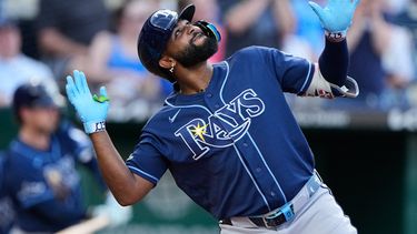 Junior Caminero, de los Rays de Tampa Bay, celebra tras conectar un jonrón de tres carreras durante la tercera entrada de un partido de béisbol contra los Reales de Kansas City, el martes 30 de junio de 2026, en Kansas City, Misuri. (Foto AP/Charlie Riedel)