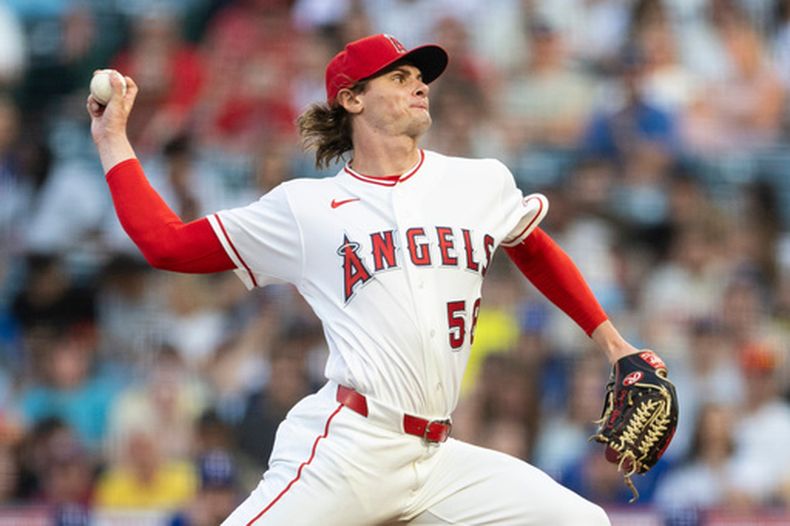 George Klassen, abridor de los Angelinos de Los Ángeles, lanza en el duelo del miércoles 12 de agosto de 2026 ante los Rangers de Texas AP Photo/Karl Anderson)