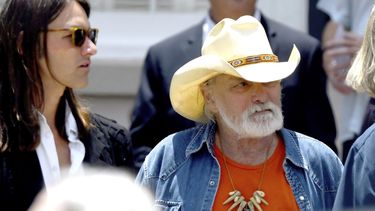 ARCHIVO - Dickey Betts, miembro fundador de Allman Brothers Band, sale del funeral de Gregg Allman en Snows Memorial Chapel, el 3 de junio de 2017, en Macon, Georgia. Betts guitarrista legendario y cofundador de Allman Brothers Band y autor de su éxito Ramblin Man, falleció el jueves 18 de abril de 2024. Tenía 80 años. (Jason Vorhees/The Macon Telegraph via AP, archivo)
