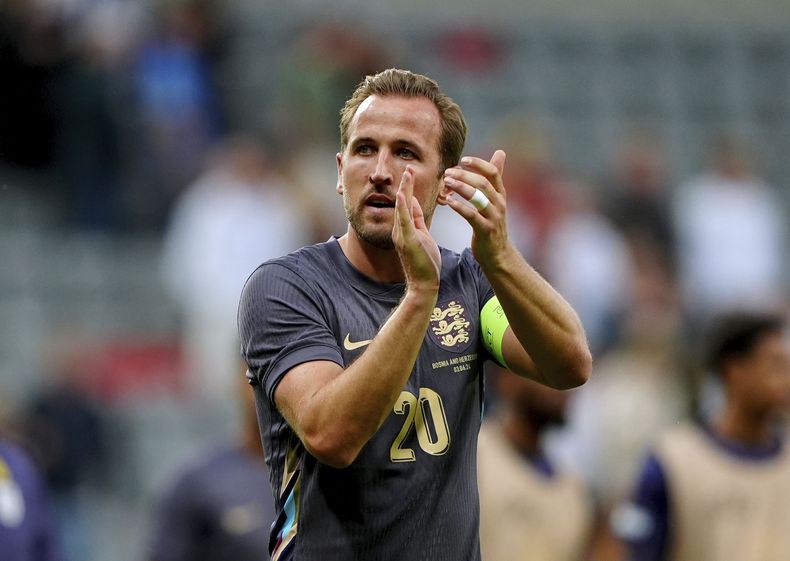 El delantero inglés Harry Kane aplaude a los hinchas tras el amistoso contra Bosnia y Herzegovina, el lunes 3 de junio de 2024. (Owen Humphreys/PA vía AP)