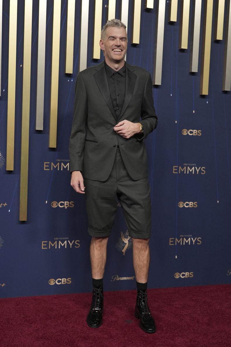 Timothy Simons llega a la 77.ª edición de los Premios Emmy el domingo 14 de septiembre de 2025 en el Teatro Peacock de Los Ángeles. (Foto AP/Jae C. Hong)