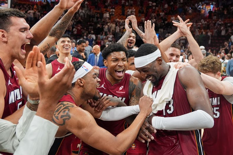 Bam Adebayo (13) es felicitado por sus compañeros del Heat de Miami, luego de anotar 83 puntos, la segunda mayor cantidad en la historia de la NBA, en el encuentro del martes 10 de marzo de 2026, ante los Wizards de Washington (AP Foto/Rebecca Blackwell)