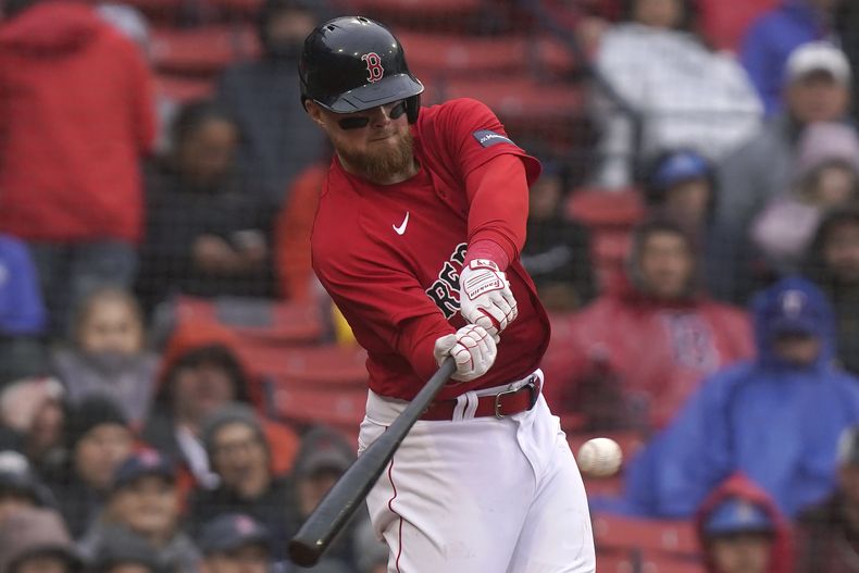 Christian Arroyo de los Medias Rojas de Boston conecta un doble de dos carreras contra los Guardianes de Cleveland, el domingo 30 de abril de 2023. (AP Foto/Steven Senne)