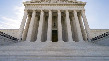 EEUU: Corte permite negar green card por asistencia pública