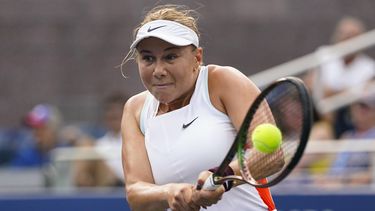 ARCHIVO - Foto del 30 de agosto del 2022, la estadounidense Amanda Anisimova en el encuentro ante Yulia Putintseva en la primera ronda del Abierto de Estados Unidos. El sábado 6 de mayo del 2023, Anisimova dice que se tomará un descanso indefinido por salud mental. (AP Foto/Frank Franklin II, Archivo)