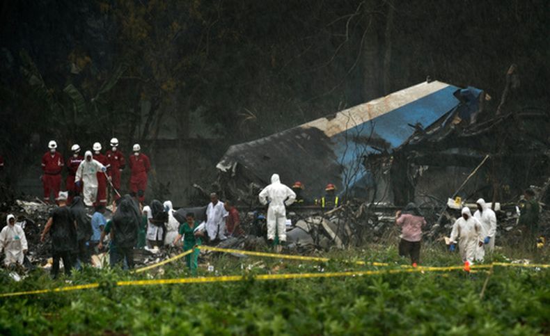 ARCHIVO - Equipos de rescate buscan entre los restos de un Boeing 737 que se estrelló en un campo de yuca con más de 100 pasajeros a bordo, en La Habana, Cuba, el 18 de mayo de 2018. (Foto AP/Ramón Espinosa, Archivo)