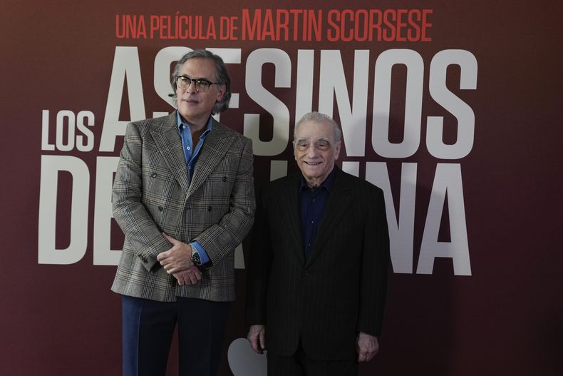 El director y productor Martin Scorsese, derecha, con el director de fotografía mexicano Rodrigo Prieto durante una sesión fotográfica para promover su película Killers of the Flower Moon, en la Ciudad de México el 11 de octubre de 2023. (Foto AP /Fernando Llano)