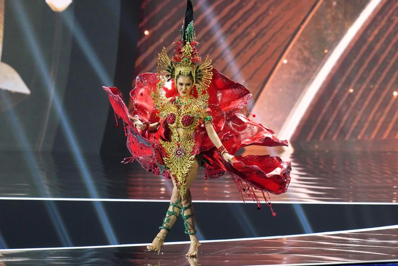 Miss Laos Lattana Munvilay participa en el concurso de trajes nacionales del certamen de belleza Miss Universo en la provincia de Nonthaburi, Tailandia, el miércoles 19 de noviembre de 2025. (Foto AP/Sakchai Lalit)