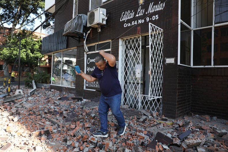 Un hombre sale de un edificio de apartamentos después de que un terremoto azotara Cali, Colombia, el lunes 10 de agosto de 2026. (AP Foto/Santiago Saldarriaga)