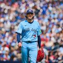 Kevin Gausman, de los Azulejos de Toronto, se enfila hacia el dugout durante la primera entrada del juego de béisbol de Grandes Ligas contra los Cardenales de San Luis, el sábado 1 de agosto de 2026, en Toronto. (Sammy Kogan/The Canadian Press via AP)