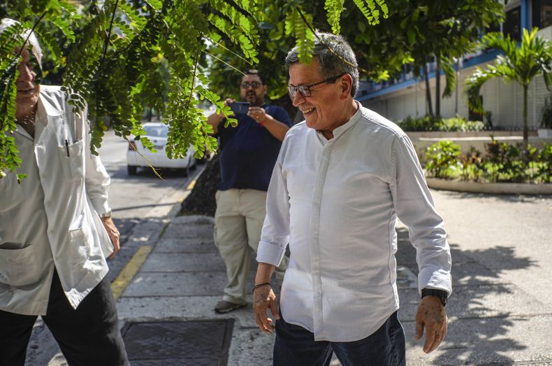 El comandante Pablo Beltrán del Ejército de Liberación Nacional (ELN), camina tras una reunión con la prensa en La Habana, Cuba, el lunes 1 de mayo de 2023. El martes inició el tercer ciclo de negociaciones entre el ELN y el gobierno colombiano en La Habana. (AP Foto/ Ramón Espinosa)