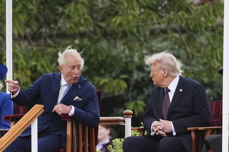 El presidente de EEUU, Donald Trump, a la derecha, habla con el rey Carlos III de Reino Unido mientras asisten a una actuación musical de Beating Retreat en el jardín este del Castillo de Windsor, en Windsor, Inglaterra, el miércoles 17 de septiembre de 2025. (AP Foto/Evan Vucci)