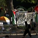 ARCHIVO - Un grupo de personas pasa por delante del campamento de solidaridad con Gaza en la Universidad de Pensilvania, Filadelfia, el martes 30 de abril de 2024. (Monica Herndon/The Philadelphia Inquirer via AP, Archivo)