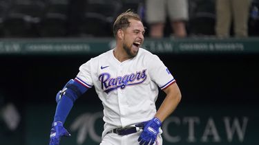 Con jonrón de Lowe en la 10ma, Rangers superan a Angelinos