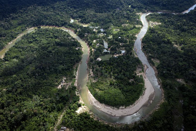 ARCHIVO – El territorio de los ashaninka se asienta a lo largo del sinuoso río Amonia, en el estado Acre, Brasil, el 22 de junio de 2024. (AP Foto/Jorge Saenz, Archivo)