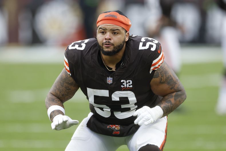 ARCHIVO - El pívot de los Browns de Cleveland , Nick Harris (53), calienta durante la segunda mitad de un partido de fútbol americano de la NFL contra los Jacksonville Jaguars, el domingo 10 de diciembre de 2023, en Cleveland. (AP Foto/Ron Schwane, Archivo)