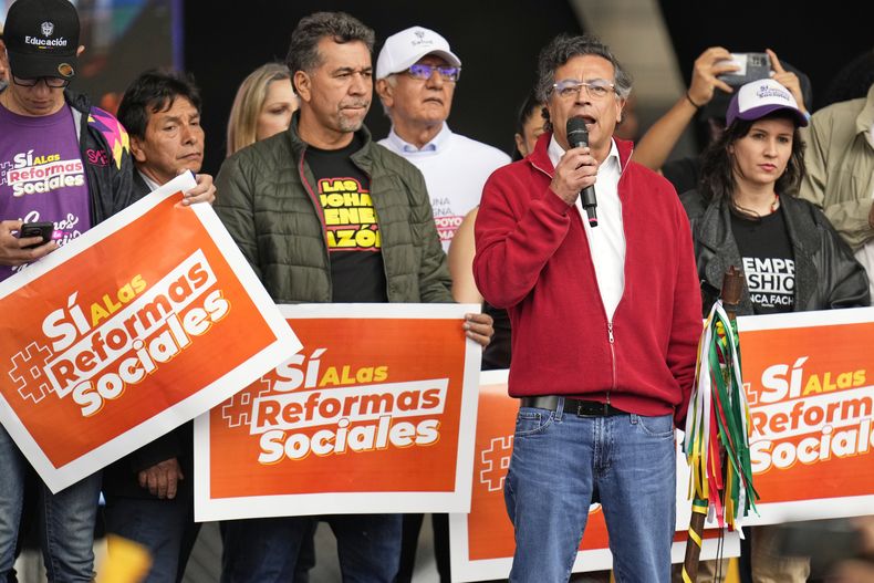 El presidente Gustavo Petro se dirige a sus simpatizantes durante una manifestación que convocó para respaldar sus propuestas de reforma laboral y de salud, que han tenido dificultades para obtener la aprobación legislativa, frente al Congreso en Bogotá, Colombia, el martes 18 de marzo de 2025. (Foto AP/Fernando Vergara)