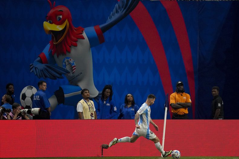 El delantero argentino Lionel Messi cobra un tiro de esquina durante el partido contra Canadá por el Grupo A de la Copa América, el jueves 20 de junio de 2024, en Atlanta. (AP Foto/Jason Allen)