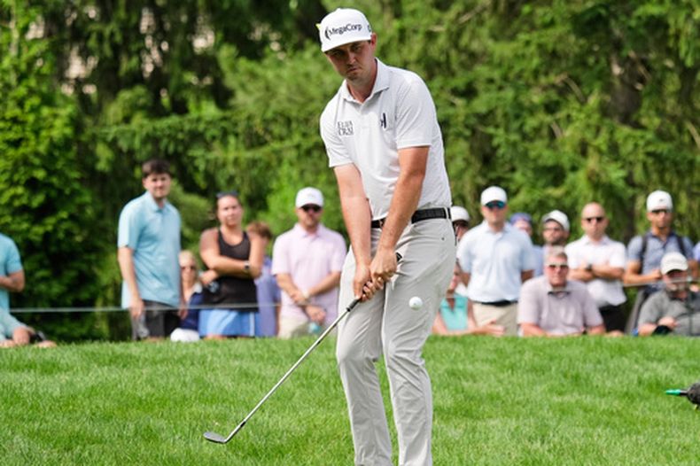 J.T. Poston realiza un golpe al green del hoyo 6 en la tercera ronda del Memorial, el sábado 6 de junio de 2026 en Dublin, Ohio (AP Foto/Sue Ogrocki)
