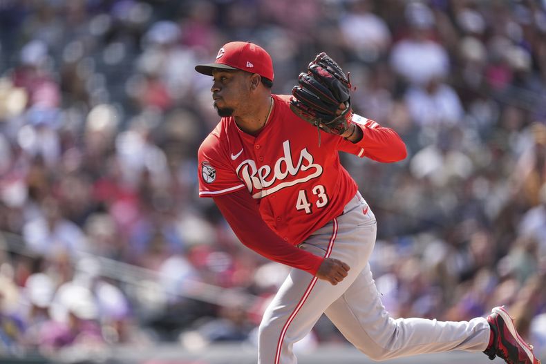 El lanzador de relevo de los Rojos de Cincinnati, Alexis Díaz, trabaja en la octava entrada de un partido de béisbol, el 26 de abril de 2025, en Denver. (AP Photo/David Zalubowski, Archivo)