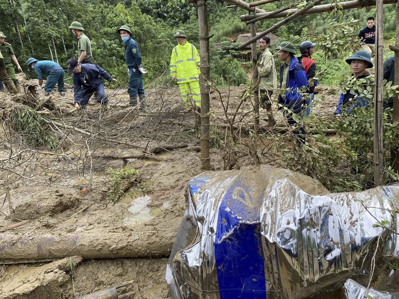 Rescatistas limpian el lodo y los escombros tras una inundación en el poblado de Lang Nu, en la provincia de Lao Cai, Vietnam, el 10 de septiembre de 2024. (Pham Hong Ninh/VNA via AP)