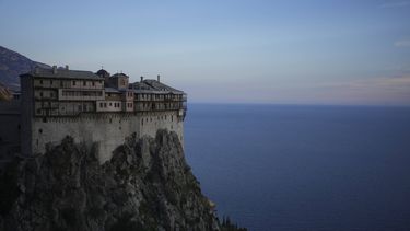 El Monasterio de Simonos Petra o Roca de Simón, hogar de la comunidad autónoma masculina Agion Oros, o Montaña Sagrada, en el monte Athos, en el norte de Grecia, el 13 de abril de 2025. (AP Foto/Thanassis Stavrakis)