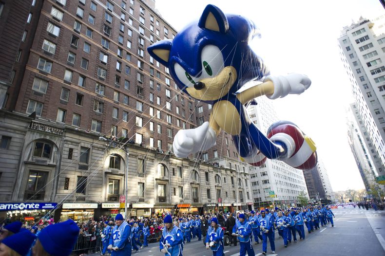 ARCHIVO - En esta imagen del 22 de noviembre de 2012, los operarios mantienen bajo control el globo del personaje Sonic the Hedgehog mientras recorre la ruta del Desfile del D&iacute;a de Acci&oacute;n de Gracias de Macys en Nueva York. Macy&rsquo;s info